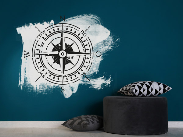 Wand Design mit Farbklecks und Wandtattoo Kompass